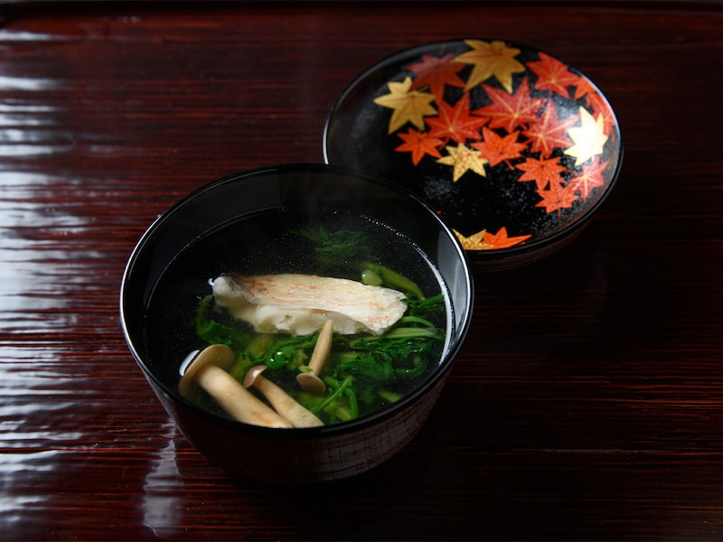 鯖江市河和田で製造された越前漆器を使用した「若狭ぐじの椀物」。だしが利いた滋味深い味わい