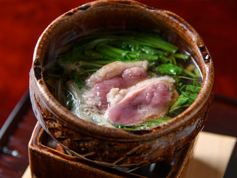 軽く炙られた京都・七谷鴨の鴨肉のほか、根せり、ごぼう、水菜が彩りを添える