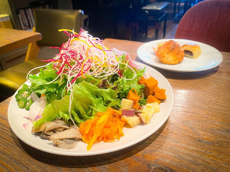 【静岡】焼き立てパン食べ放題！BLUE BOOKS café』で楽しむ贅沢ランチ