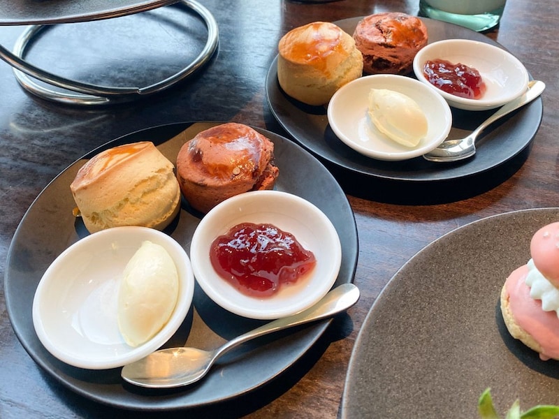 アフタヌーンティーに欠かせないスコーンは、プレーンとストロベリー＆チョコレートの2種類［食楽web］