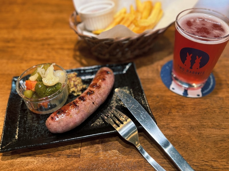 「レモンソーセージ＆ピクルス」980円。ビールグラスはパイント（大）とハーフ（中）があり写真は「ハーフ」700円