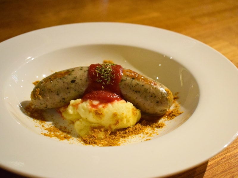 ビールに合うおつまみも充実。こちらは「カリーブルスト」