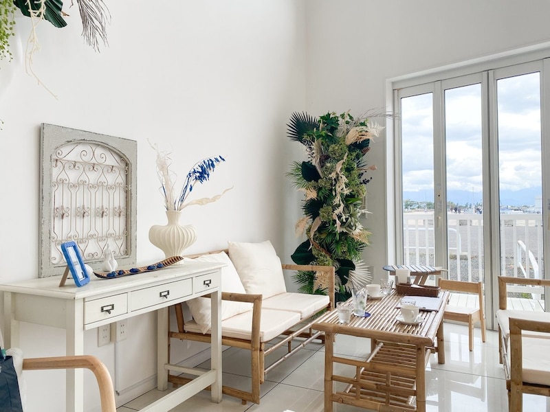 テラス席では、愛犬と一緒にカフェタイムやランチを楽しめます ［食楽web］