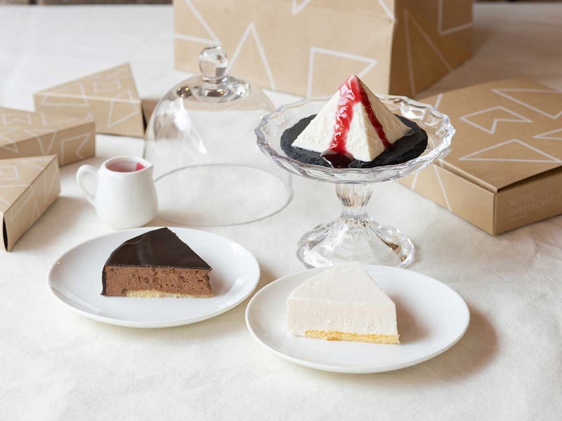 手前：「オリジナルチーズケーキ」2,380円