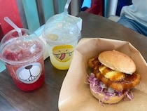 【瀬長島ウミカジテラス】に行こう！ 海と空に挟まれて味わう極厚の「マグロカツバーガー」