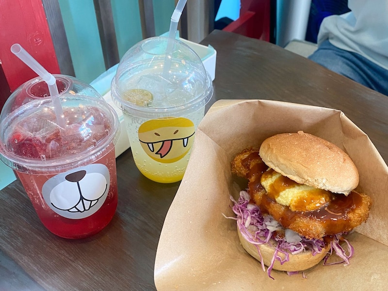 【瀬長島ウミカジテラス】に行こう！ 海と空に挟まれて味わう極厚の「マグロカツバーガー」