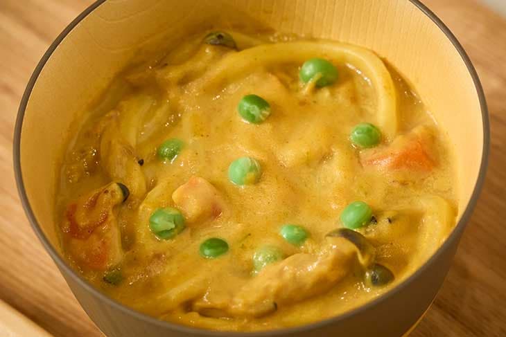 鷲見さんのカレーをアレンジした『〈黄色い〉クリーミーカレーうどん』はターメリックの色がポイント