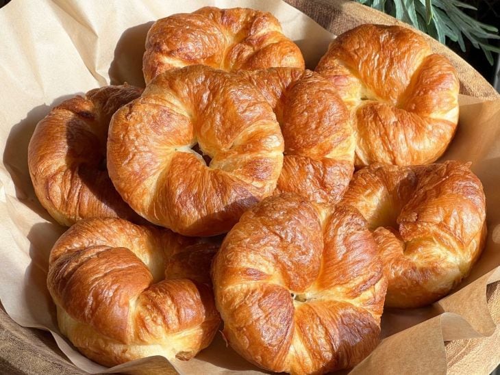 サクっとした香ばしさともっちり食感を併せ持つ「クロワッサン生ベーグル」335円