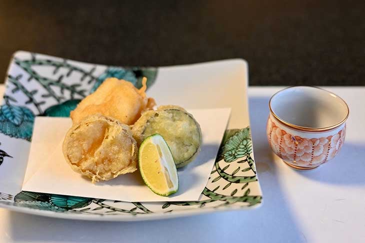 上：とろけるような新鮮な「お造り」は吉田幸史氏の器。下：タラの唐揚げなどの旬の天ぷら。北村和義氏の器