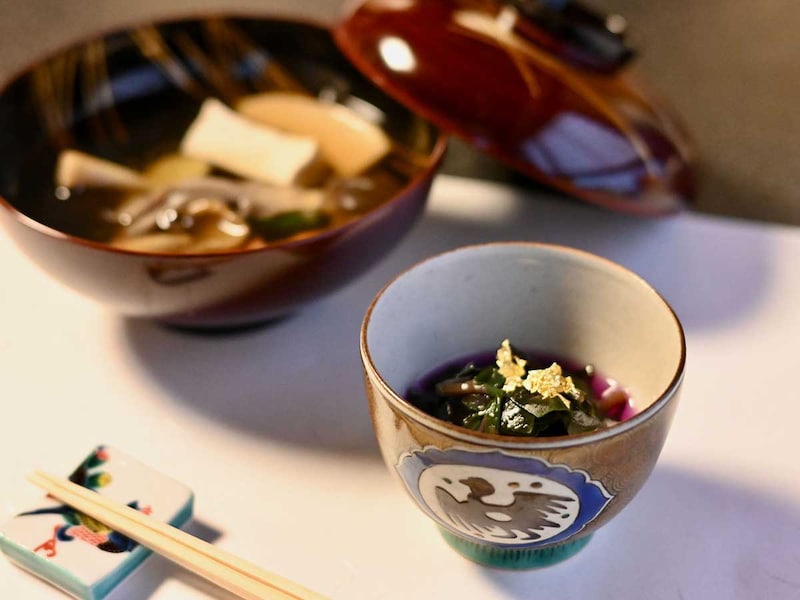 つるむらさきのお浸しと、漆器に盛られた「きのこ汁」（奥）