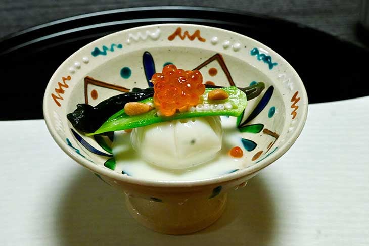 豆腐とマスカルポーネチーズを使った牛乳茶巾の先附。また味わいに行きたい一皿！