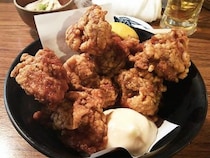 ビールが止まらない！スパイシーさにノックアウトされるジャンボからあげ｜第2回【カラアゲニストの「から活」日記】『焼き鳥 幸の鳥』名物 唐揚げ