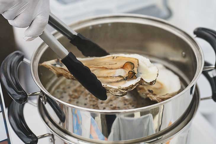 有明海特産のブランド牡蠣・スミノエガキは蒸し立てでの販売も