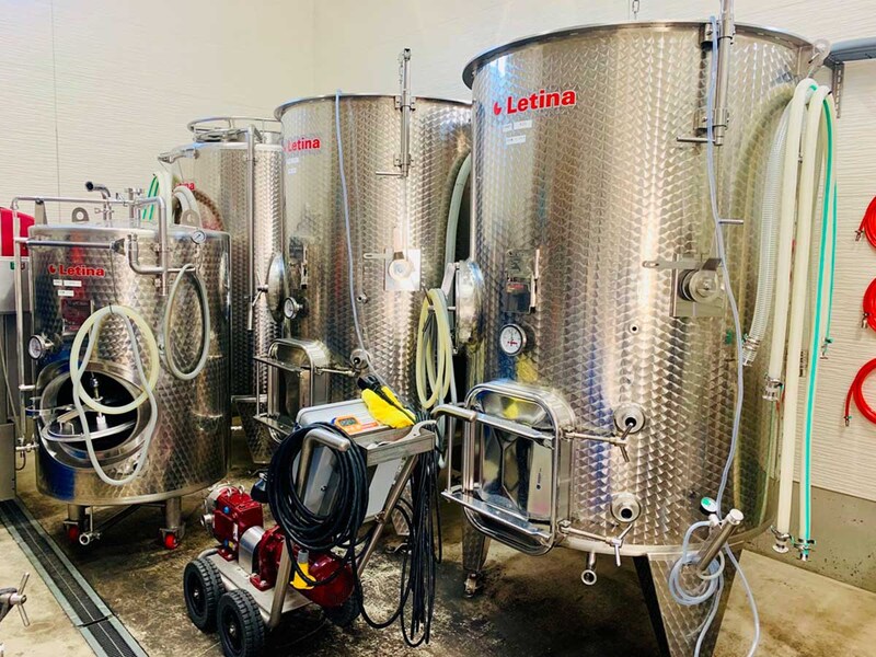 ワイン作り用のタンクがところ狭しと並んでいます  