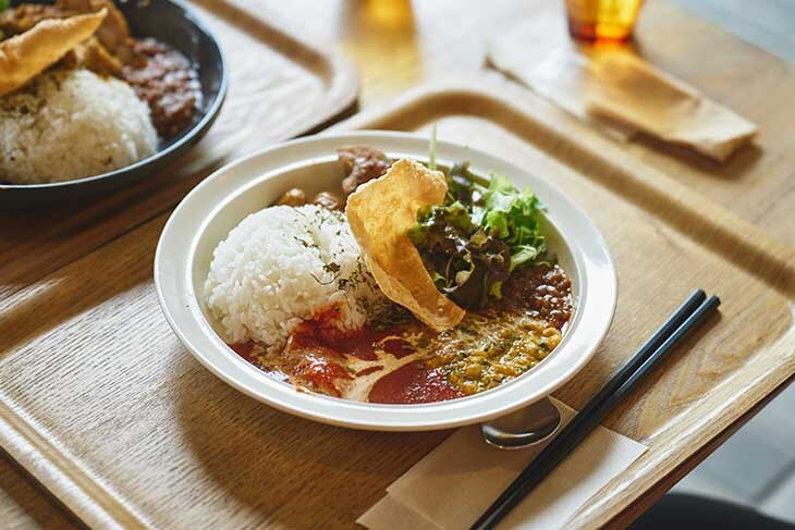 東京・赤坂の「Nirvana New York」はカフェにてスパイスカレーを提供
