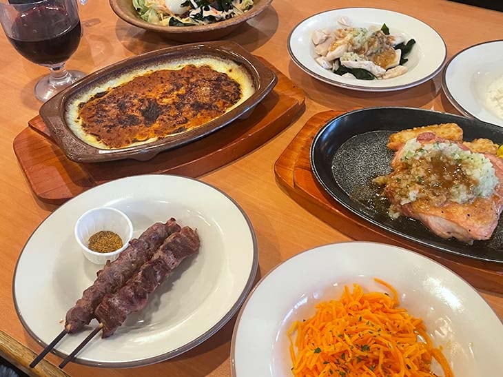 蒸し鶏やラム肉とにんじんサラダなど、小皿で布陣を固めるのも◎