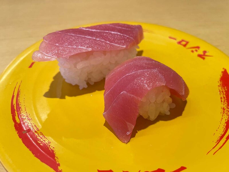 しゃりだけが通常サイズの半量になったミニしゃり（手前）