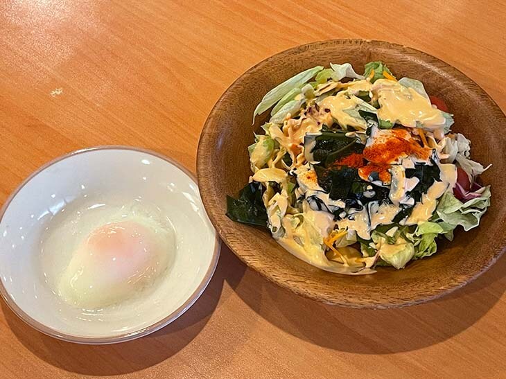 「わかめのサラダ」と「トッピング半熟卵」