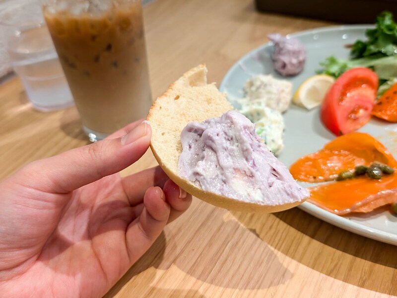 ベーグルにたっぷり塗っていただきました