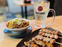 人気酒場『まるや』（恵比寿）の「160円焼きとん」を悪魔的な旨さに変える秘密のドリンクとは？