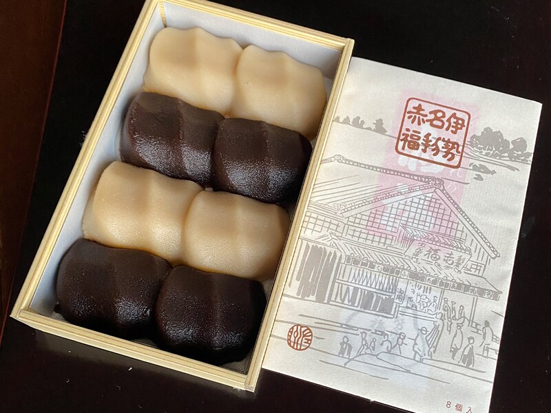 近くで見ると、餅の表面はなめらかで、ほどよい弾力が伝わってきます