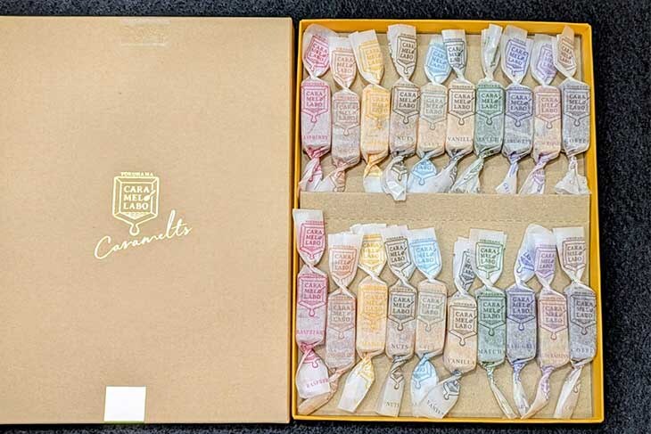 「横濱キャラメル アソートBOX（20個）」3,024円。バニラ、ピンクソルト、ダブルナッツ、アールグレイ、フレンチラムレーズン、ラズベリー、マンゴー、宇治抹茶、シナモンアップル、エスプレッソコーヒーの10種×各2個