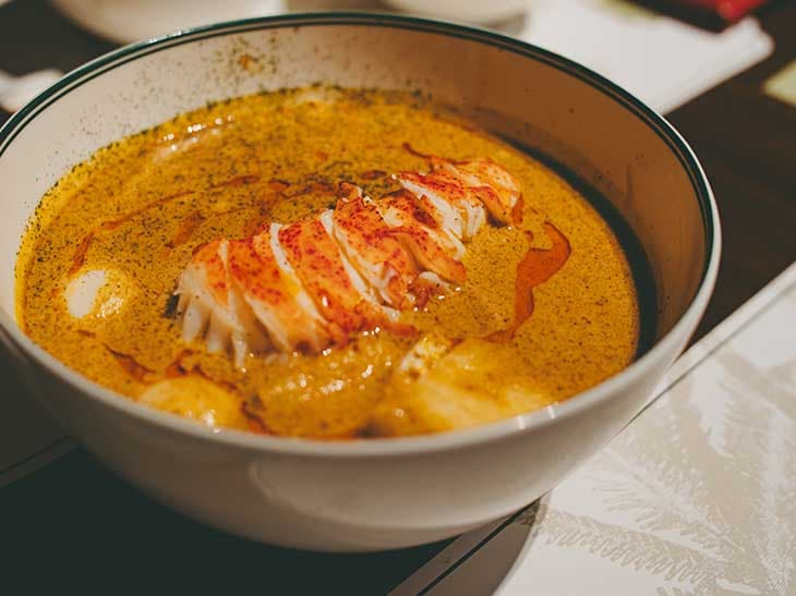 ウズラの卵、フィッシュケーキ、揚げ豆腐など具材もたっぷり