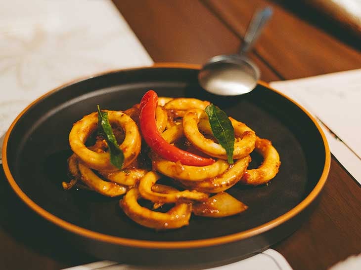 唐辛子ベースのサンバルソースで炒めたスパイシーな「イカのサンバル炒め」     ［食楽web］