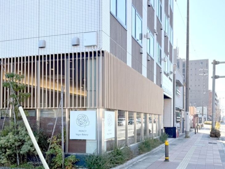 JR京都駅、JR東福寺駅から徒歩各15分、地下鉄烏丸線「九条駅」から徒歩6分に位置する『MERCY Vegan Bakery ホテルエリート京都ステーション店』