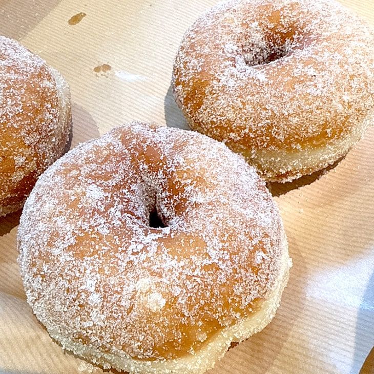 食事系だけでなく、ドーナツなどおやつにぴったりな甘いパンも充実 ［食楽web］