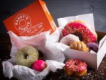 ポップでおいしい！ 映画にも登場するロサンゼルスの老舗『ランディーズドーナツ』がついに日本初上陸