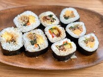 カルディ、成城石井、無印で売ってる韓国巻き寿司「キンパ」は美味しい？ 食べ比べてみた！