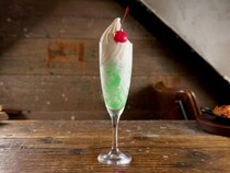 自然派ワインと塊肉の専門店が手がける、“食べる”メロンクリームソーダが話題