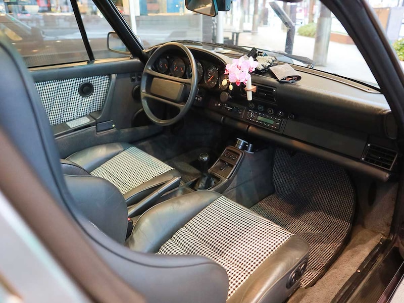 愛車のシートは、おしゃれなチェック柄に張り替え。一輪の花を挿すのも宇瀬さんのこだわり ［食楽web］