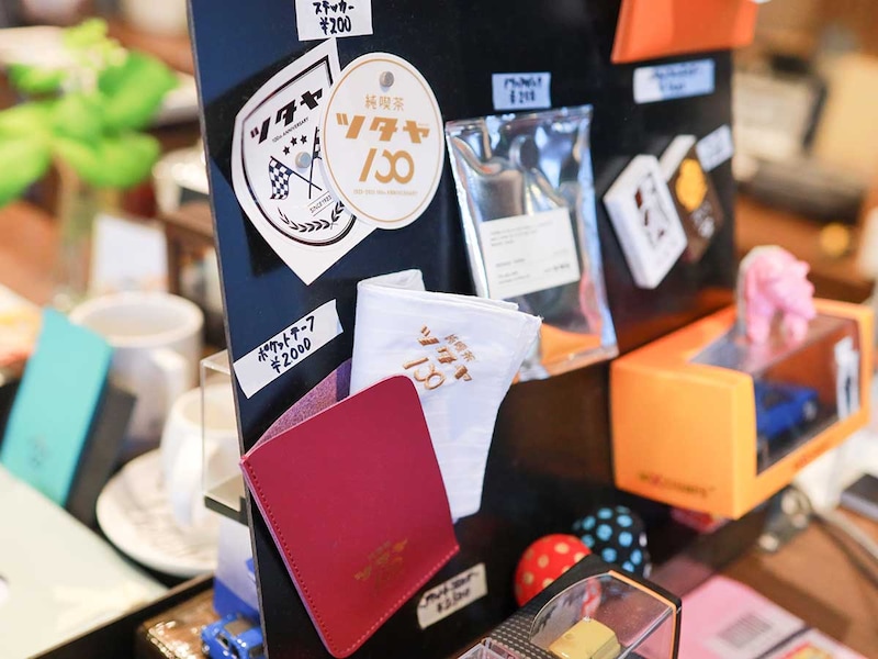 オリジナル商品の中には、ポケットチーフやそれを固定するためのチーフケース