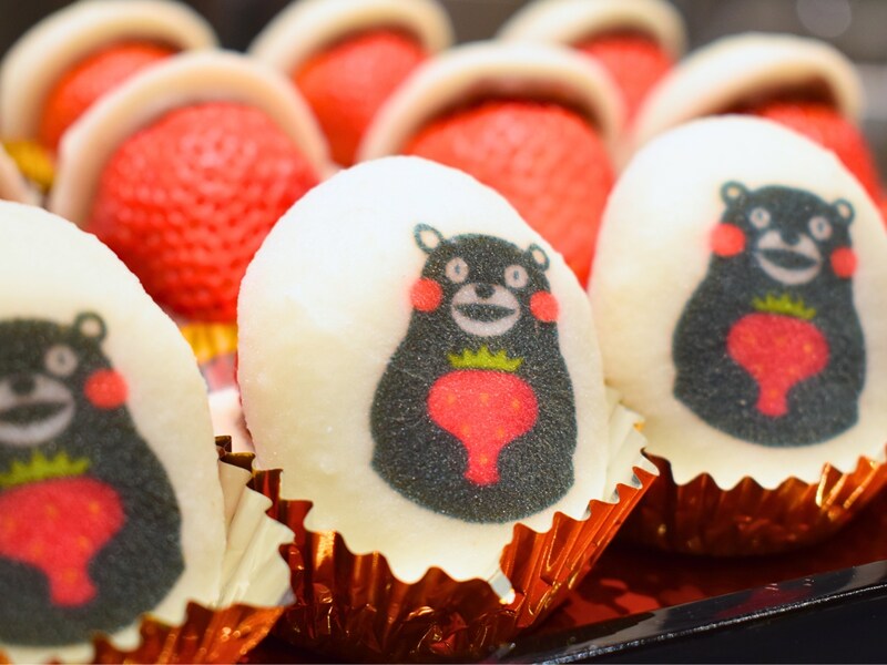 くまモンがプリントされた、空港店限定「くまモンのおっきないちご大福」