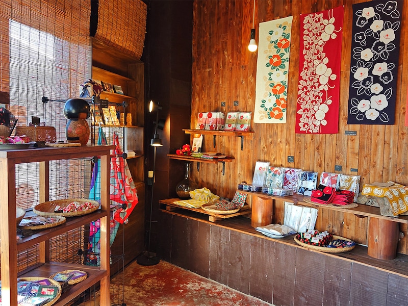 店内は伊豆大島を代表する花である椿モチーフのグッズもたくさん