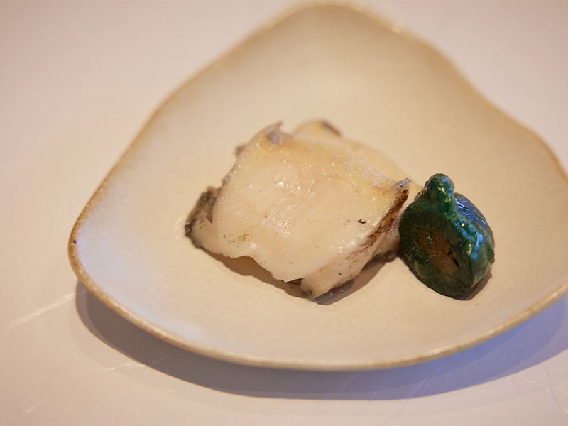 1時間蒸すというアワビも余計な手を加えず●●を添える