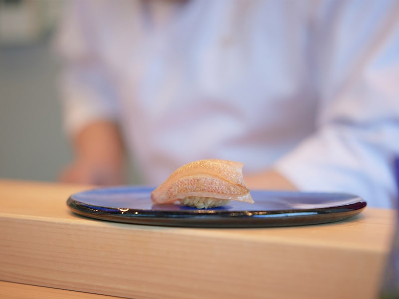 パサつきがちなカスゴも、御旅屋さんの手にかかればフワッとした食感に。赤酢が効いたシャリとよく合う