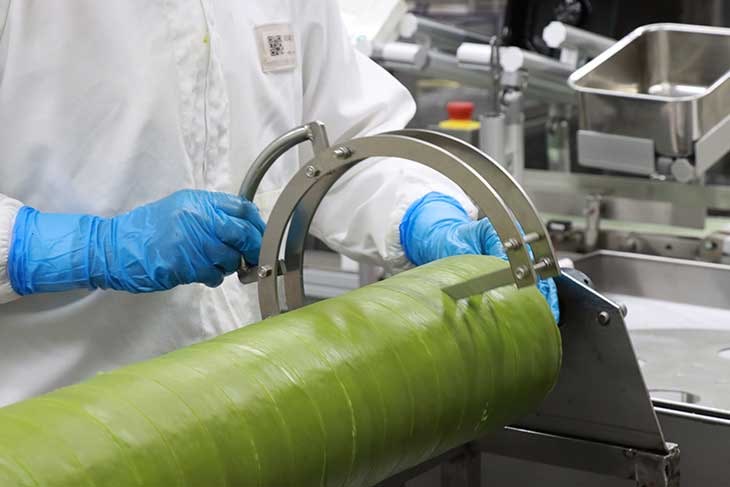 カットするだけでも神経を使う作業 （画像提供：美十株式会社）