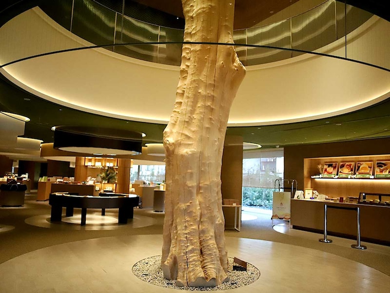 床も天井も商品ディスプレイもバームクーヘンを思わせる円がいっぱい