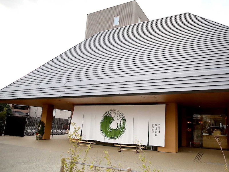 洋菓子屋さんっぽい外観かと思ったらイメージと違う感じの建物でビックリ