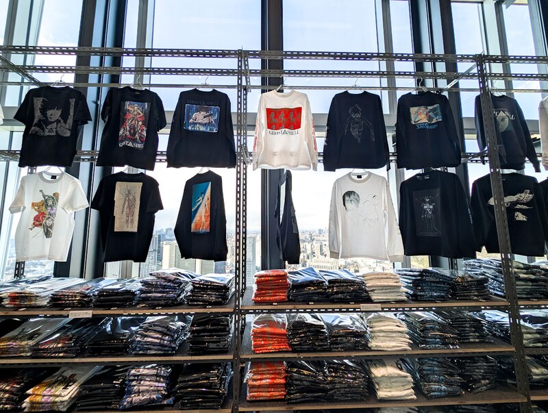 Tシャツ、パーカー、スカジャンなどアパレルアイテムが充実