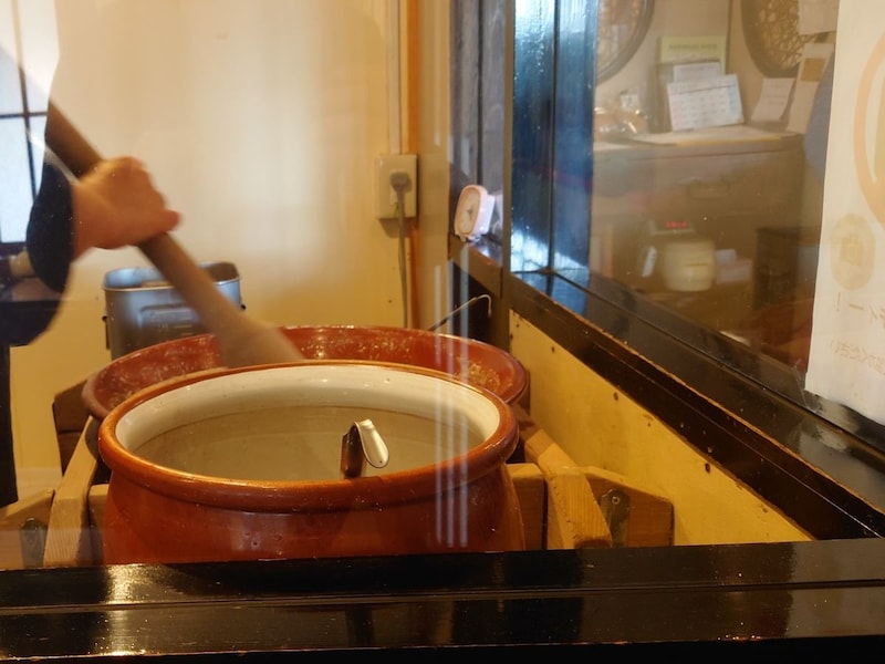 飲食スペースでは自然薯のとろろ作りを間近で見られる