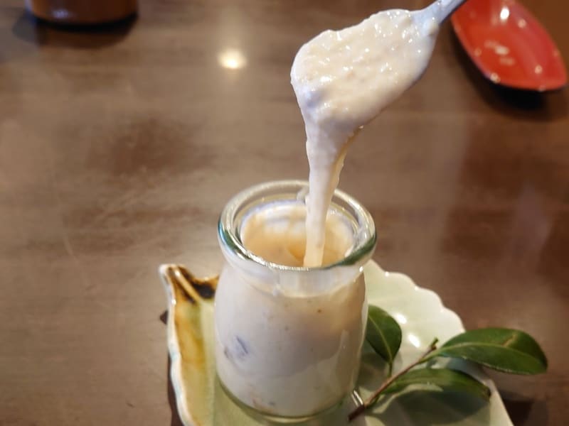 混ぜるほどに自然薯の粘りとプリンの甘さが調和していく