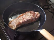 10万台売れた大ヒット商品！ 「バーミキュラ フライパン」は普通のフライパンとどこが違う？