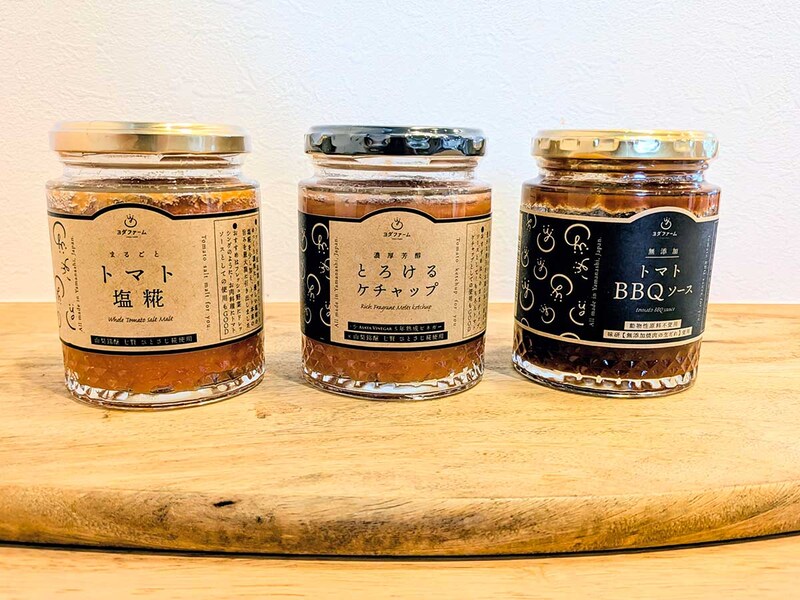 トマトソース3種類セット 4,600円。左「まるごとトマト塩糀」、 中「濃厚芳醇とろけるトマトケチャップ」、 右「濃厚トマトの極上生BBQソース」