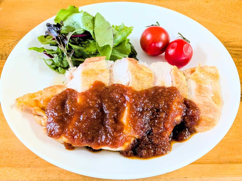 「濃厚トマトの極上生BBQソース」を使用したチキンステーキ