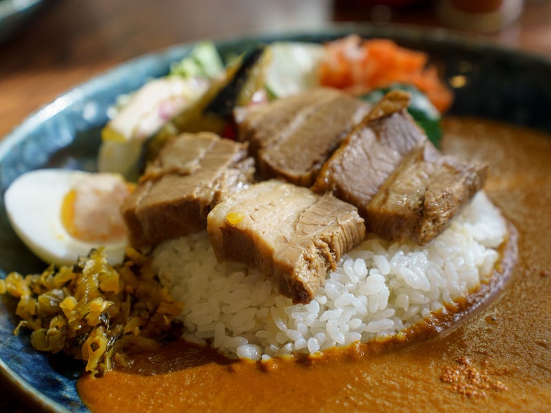 とろとろの角煮がのった「ラフテーカレー」も絶品！［食楽web］