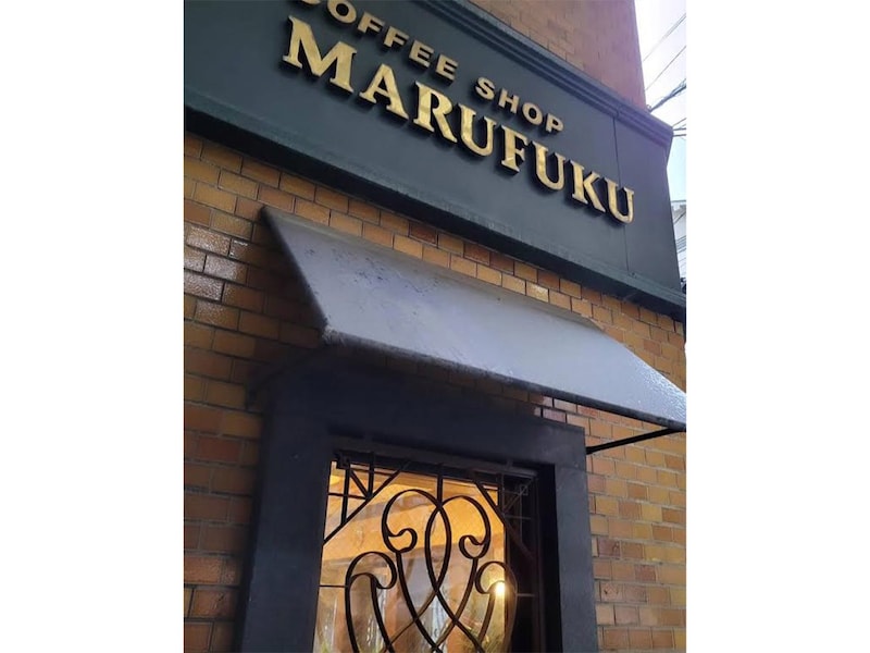 道頓堀や法善寺といった大阪の中心部にある。外観も風情あるレトロな雰囲気